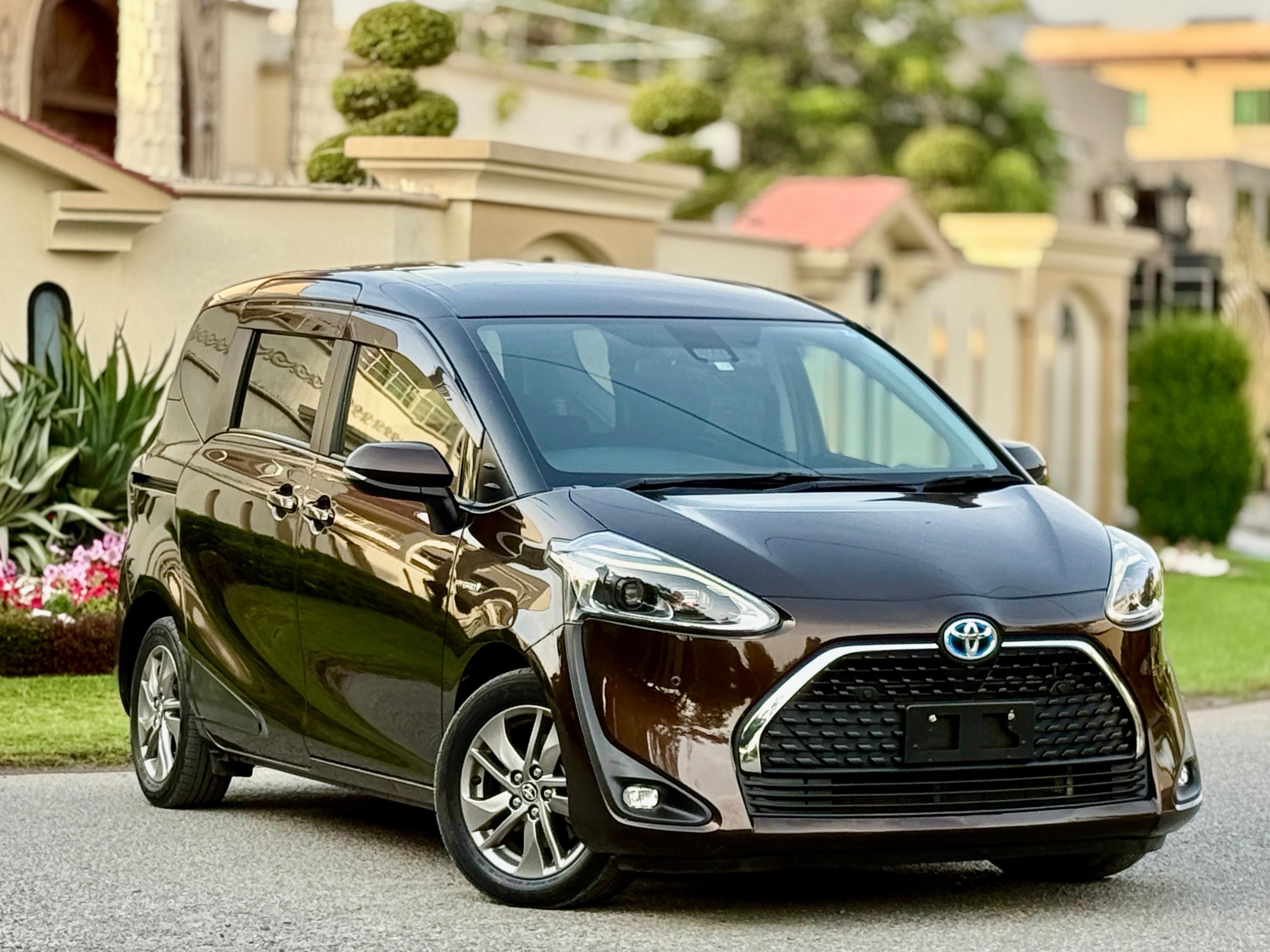 Toyota Sienta - photo 1