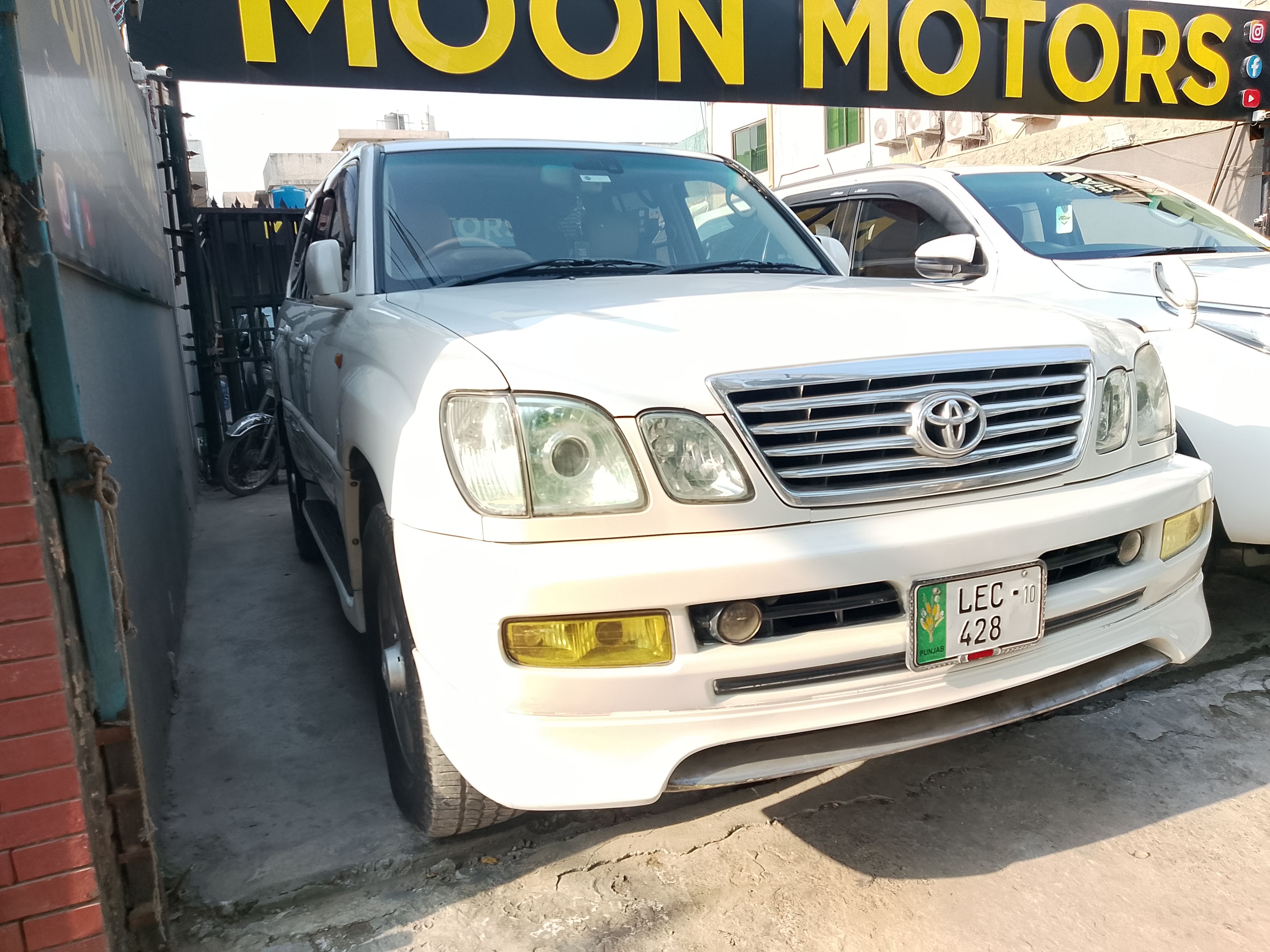 Toyota Land Cruiser Cygnus - photo 1