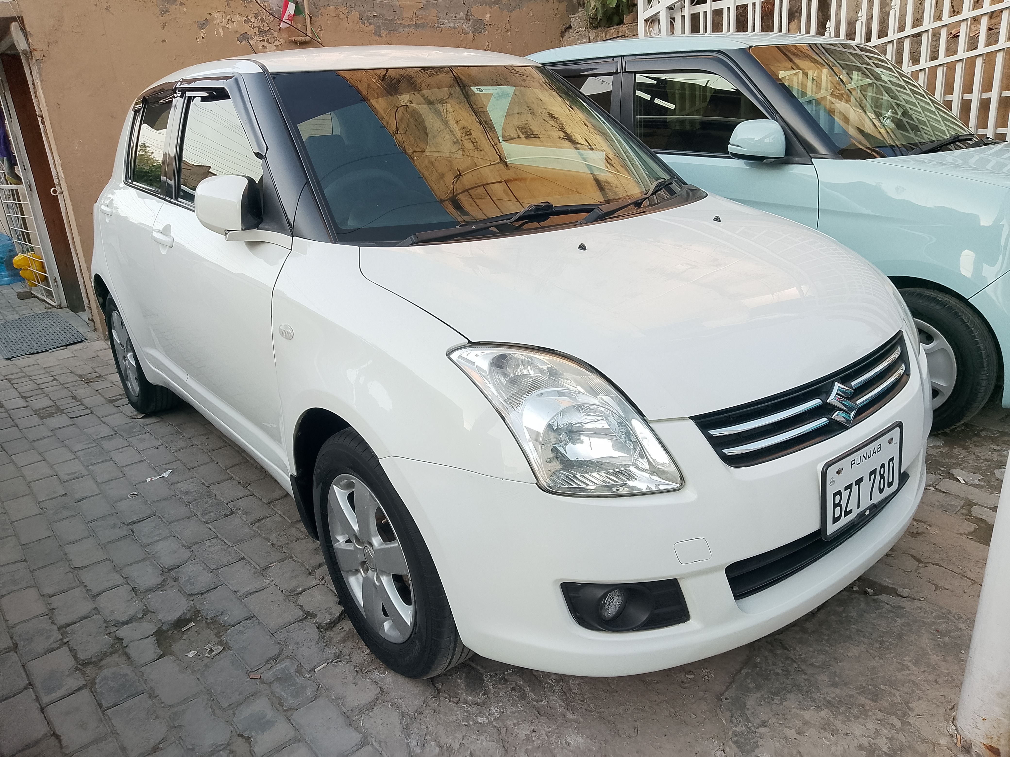 Suzuki Swift DLX Automatic 1.3 Navigation - photo 1