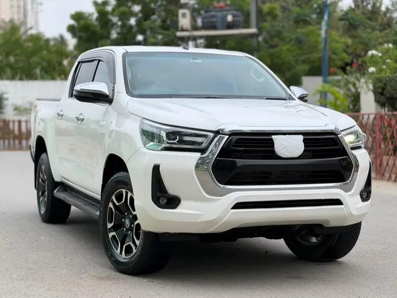 Toyota Hilux Revo V Automatic 2.8 - photo 1